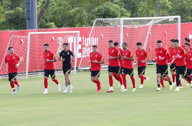 半岛体育下载-国足开练冲刺12强赛 八字方针：安全回归、全力抢分