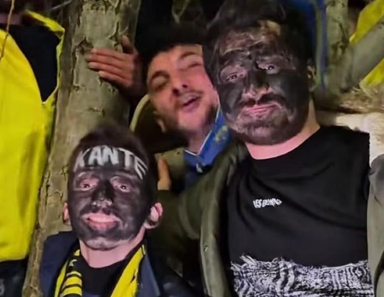 半岛体育-抽象，两名费内巴切球迷欢迎坎特的时候把脸涂成了黑色